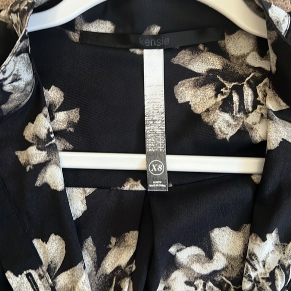 Kensie XS button down ladies shirt with floral print in black & white - Picture 3 of 4